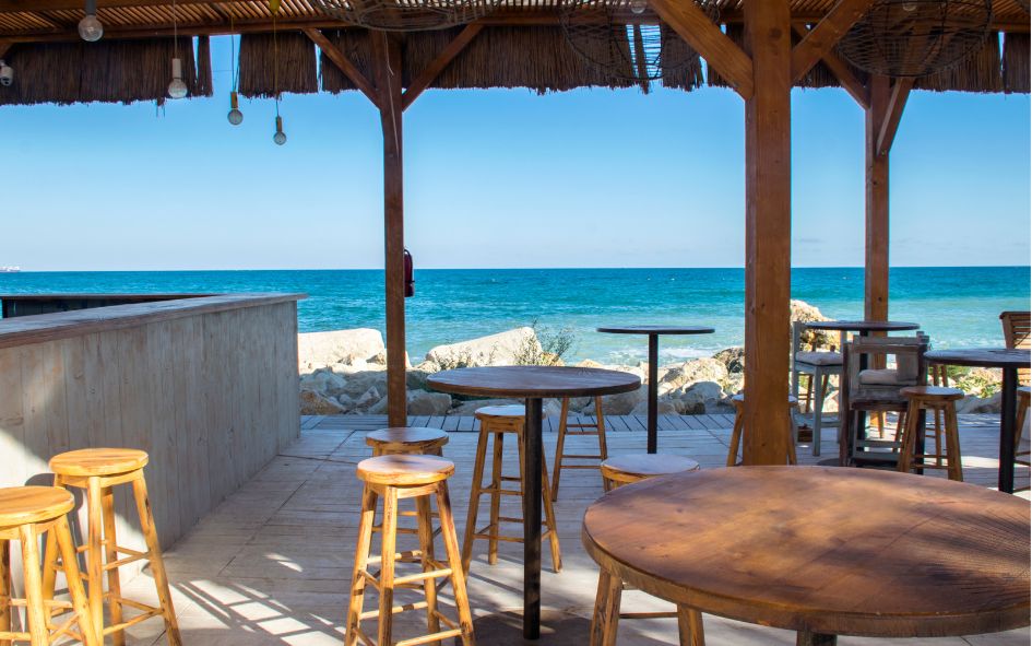 muebles para bar en la playa