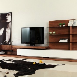 Centro de entretenimiento Modrest Jefferson Mid-Century de nogal y blanco de alto brillo