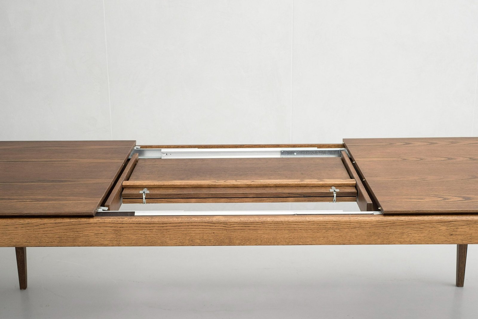 Modrest Dallas - Mesa de comedor extensible moderna de mediados de siglo de roble marrón