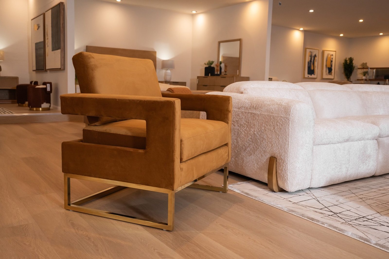 Modrest Edna - Terciopelo camel + Silla decorativa dorada - Image 5