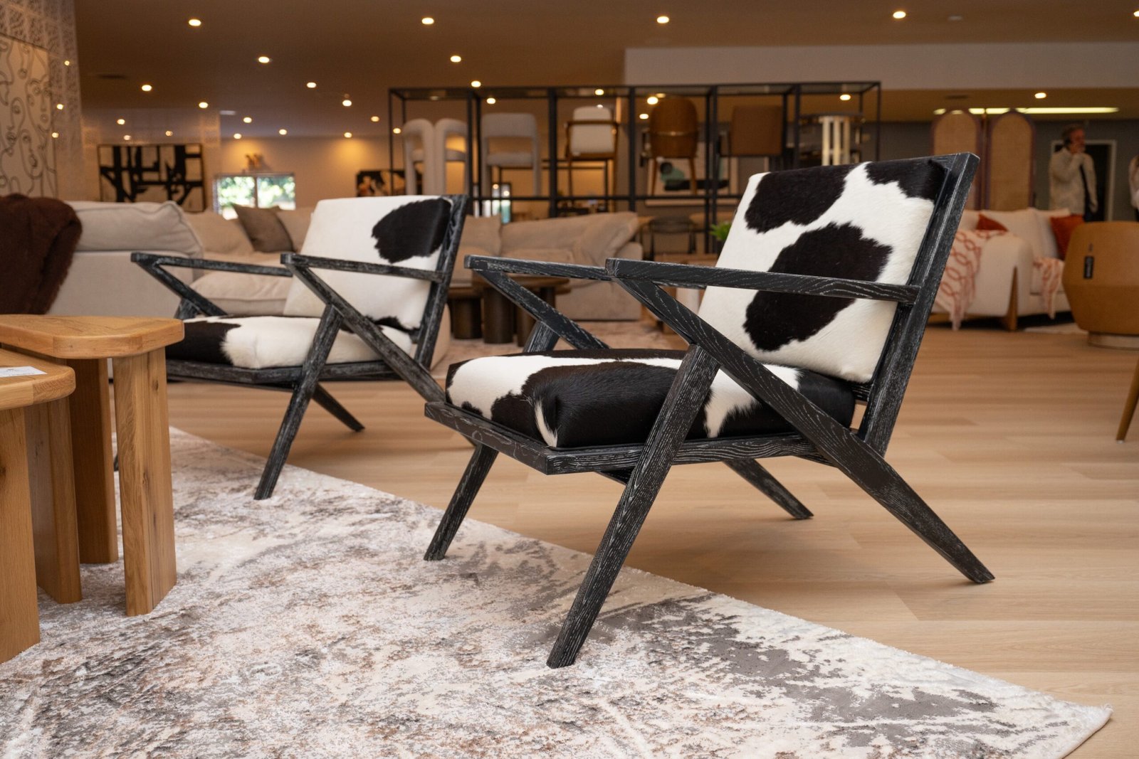 Modrest Hallam - Silla decorativa Glam de piel de vaca en blanco y negro - Image 5