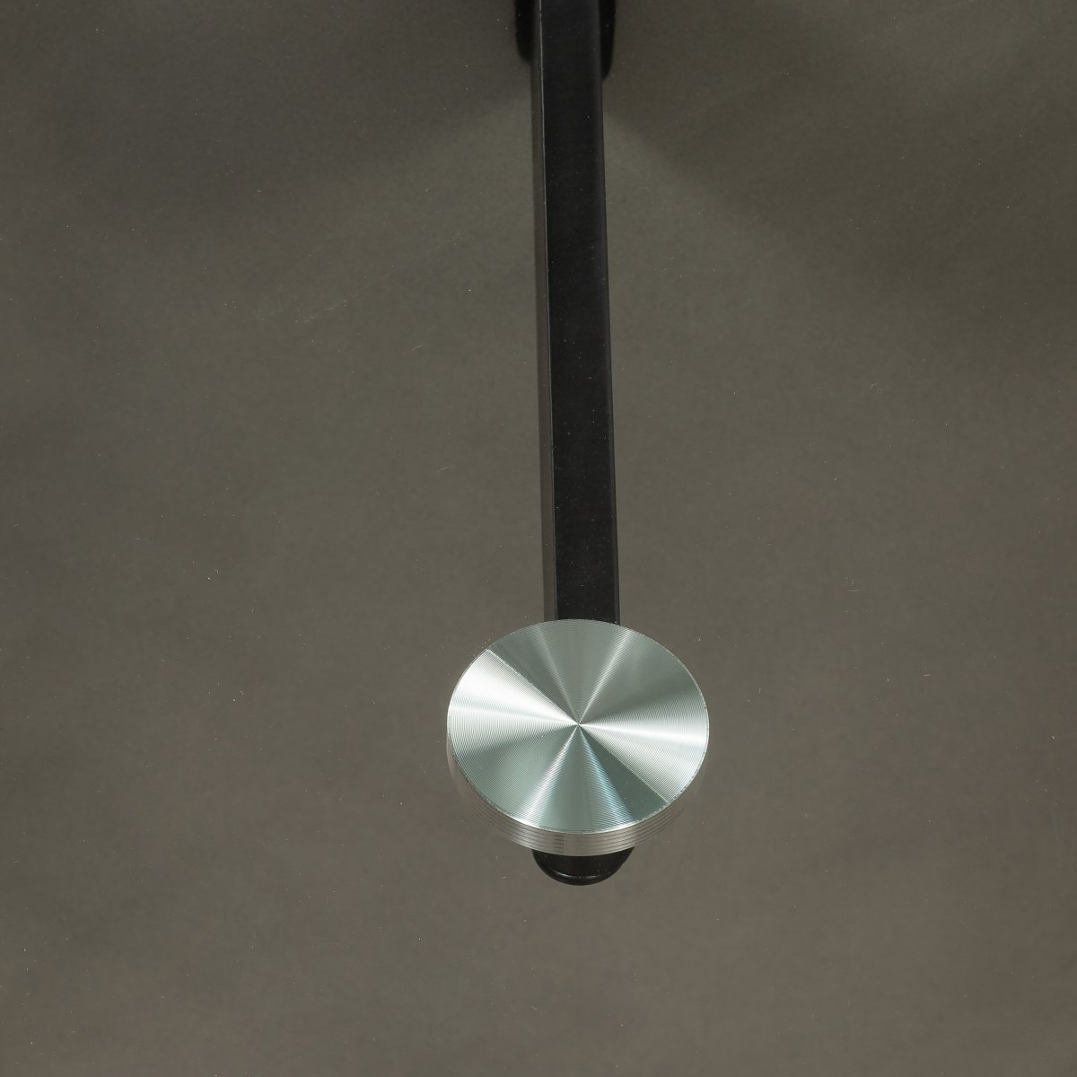 Nova Domus Essex - Mesa de centro contemporánea de hormigón, metal y vidrio - Image 2