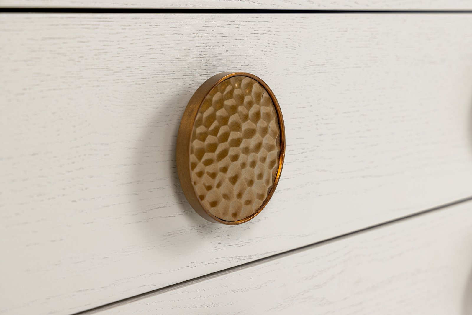 Modrest Marjorie - Mesita de noche moderna en color crema y oro cepillado - Image 3