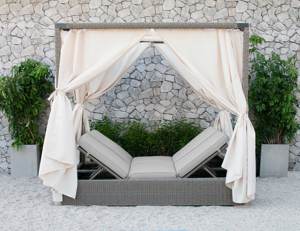 Tumbona con dosel beige para exterior Renava Marin