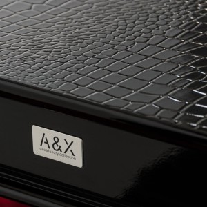 Mesa de comedor transicional de cocodrilo negro Sovereign de A&X con patas negras brillantes