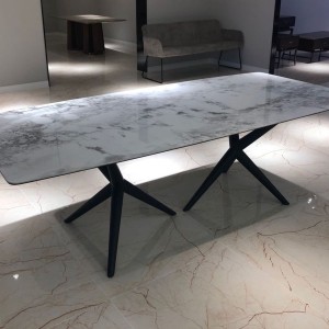 Modrest Stetson - Mesa de comedor moderna de cerámica blanca y fresno ahumado