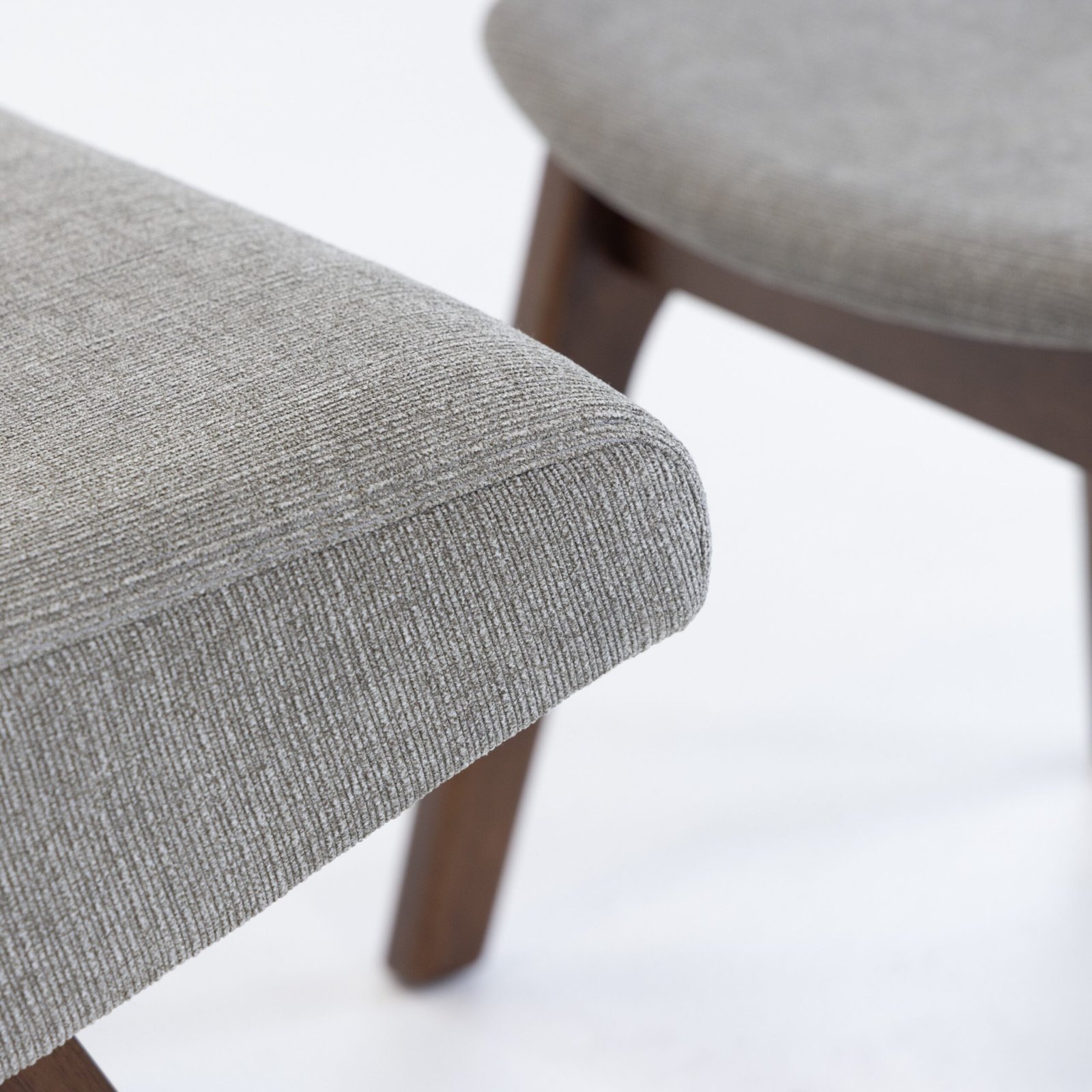 Silla decorativa y otomana Modrest Whitney moderna en color gris y nogal - Image 5